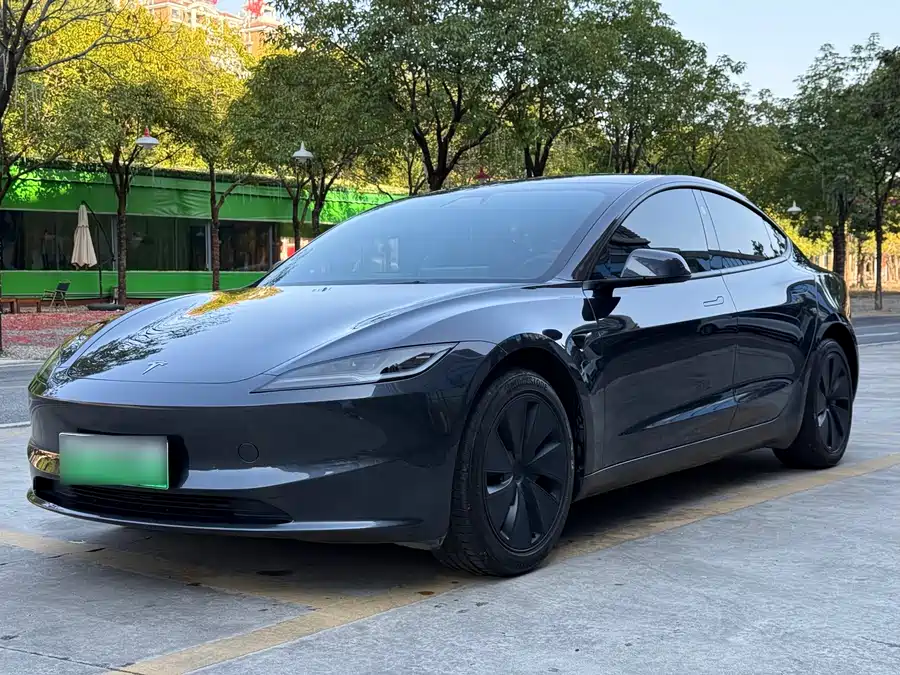 Tesla Tesla Model 3 в цвете и кузовом – это идеальный выбор среди китайских автомобилей. Доступная цена и надежность гарантированы.