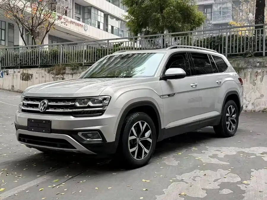 Roewe Roewe i5 в цвете и кузовом – это идеальный выбор среди китайских автомобилей. Доступная цена и надежность гарантированы.