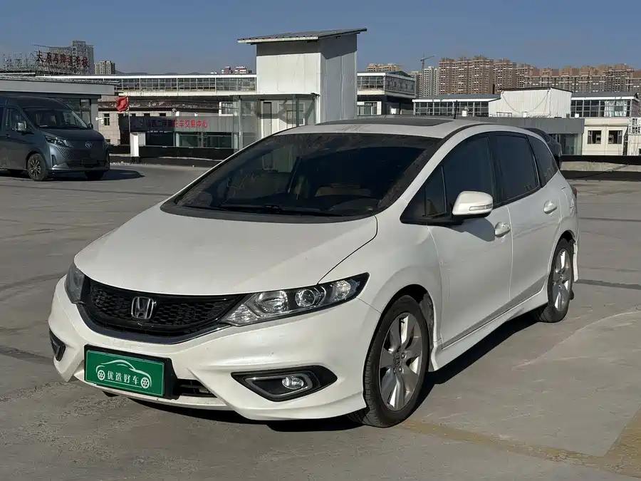 Roewe Roewe i5 в цвете и кузовом – это идеальный выбор среди китайских автомобилей. Доступная цена и надежность гарантированы.