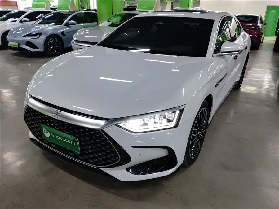 Roewe Roewe D7 в цвете и кузовом – это идеальный выбор среди китайских автомобилей. Доступная цена и надежность гарантированы.