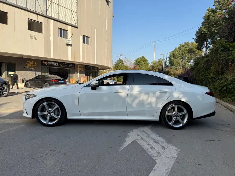 BMW BMW 3 Series в цвете и кузовом – это идеальный выбор среди китайских автомобилей. Доступная цена и надежность гарантированы.