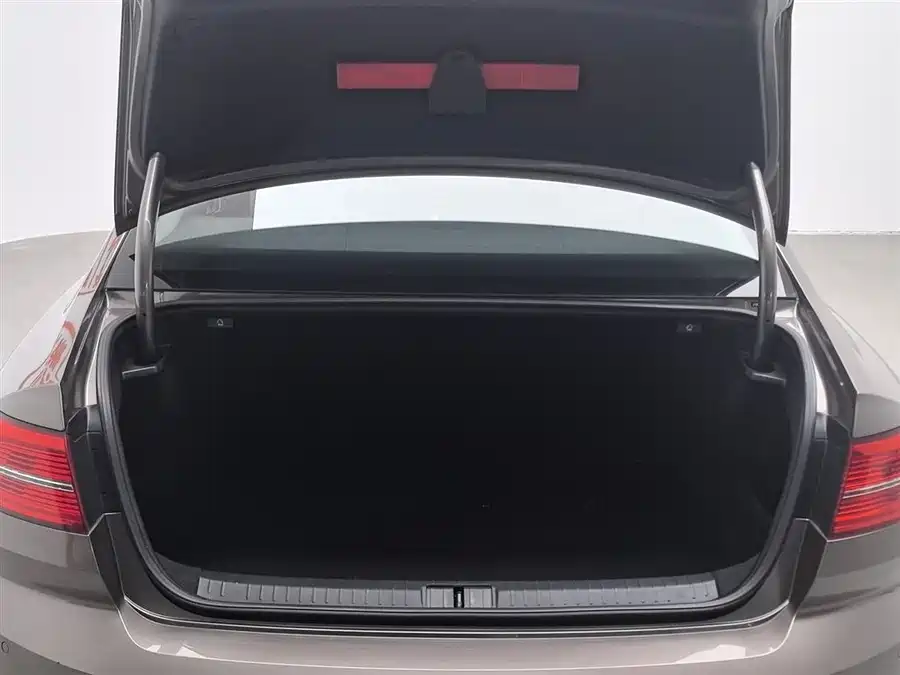 Mercedes-Benz Mercedes-Benz C-Class в цвете и кузовом – это идеальный выбор среди китайских автомобилей. Доступная цена и надежность гарантированы.