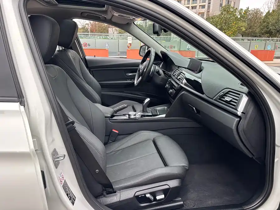 BMW BMW 3 Series в цвете и кузовом – это идеальный выбор среди китайских автомобилей. Доступная цена и надежность гарантированы.