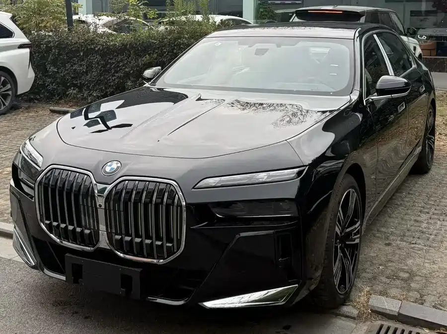 Roewe Roewe i5 в цвете и кузовом – это идеальный выбор среди китайских автомобилей. Доступная цена и надежность гарантированы.