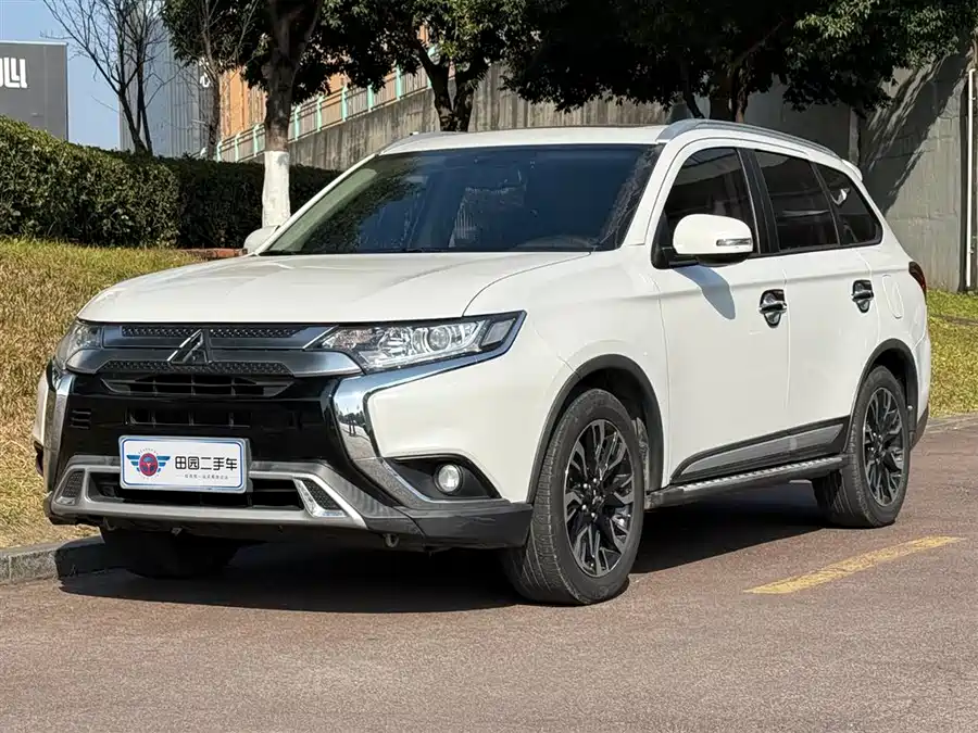 Mitsubishi Mitsubishi Outlander в цвете и кузовом – это идеальный выбор среди китайских автомобилей. Доступная цена и надежность гарантированы.