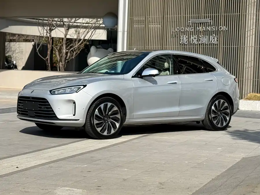 Lynk & Co Lynk & Co 03 в цвете и кузовом – это идеальный выбор среди китайских автомобилей. Доступная цена и надежность гарантированы.