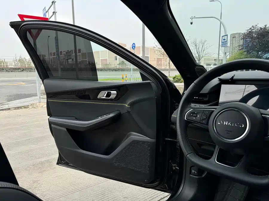 Lynk & Co Lynk & Co 03 в цвете и кузовом – это идеальный выбор среди китайских автомобилей. Доступная цена и надежность гарантированы.
