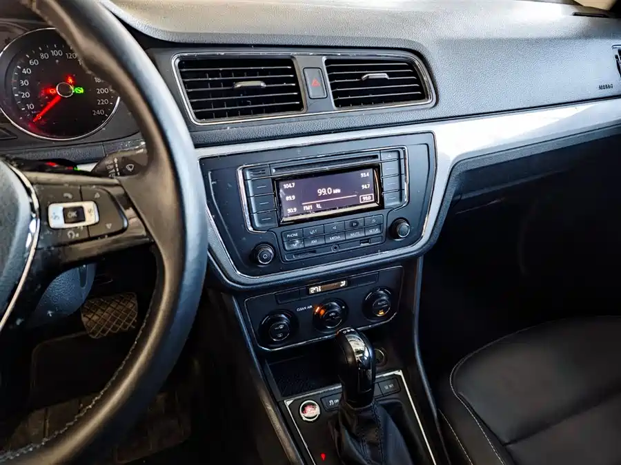 Chrysler Chrysler 300C в цвете и кузовом – это идеальный выбор среди китайских автомобилей. Доступная цена и надежность гарантированы.