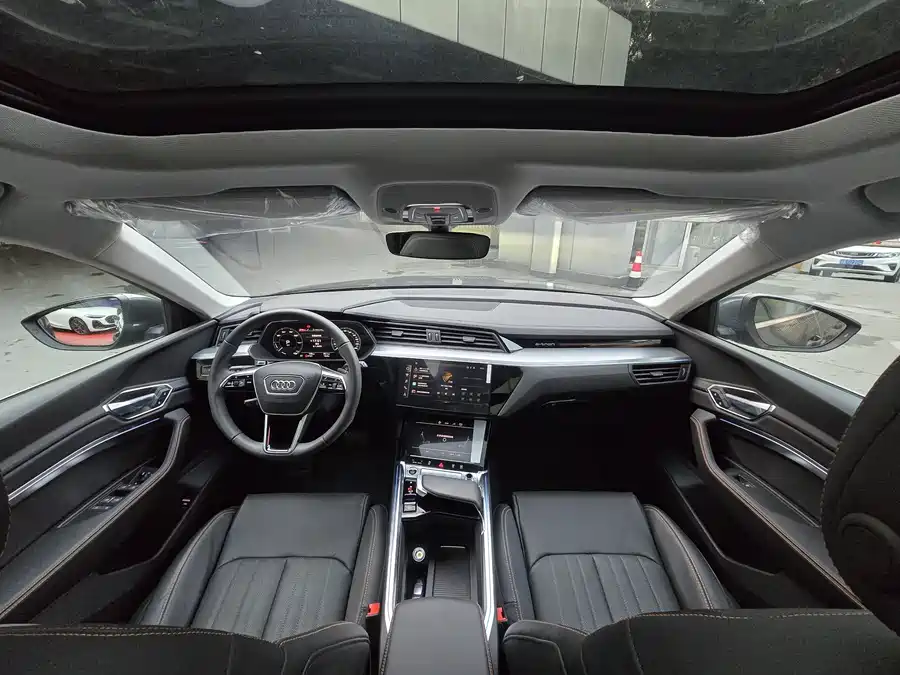 Roewe Roewe i5 в цвете и кузовом – это идеальный выбор среди китайских автомобилей. Доступная цена и надежность гарантированы.