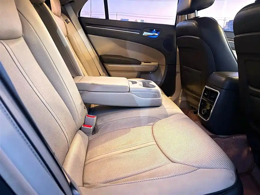 Roewe Roewe i5 в цвете и кузовом – это идеальный выбор среди китайских автомобилей. Доступная цена и надежность гарантированы.