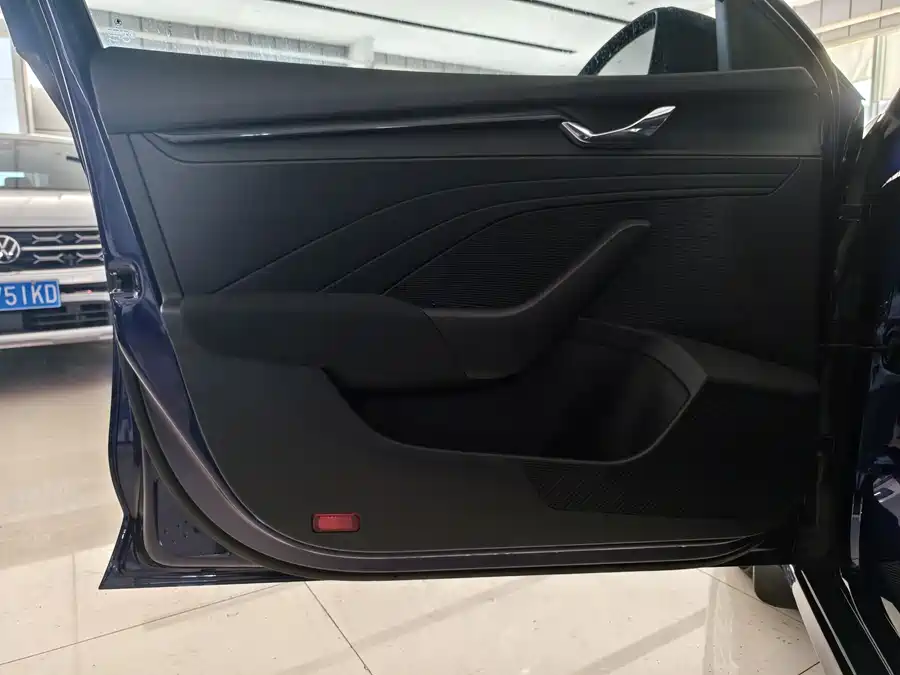 Li Auto LI L8 в цвете и кузовом – это идеальный выбор среди китайских автомобилей. Доступная цена и надежность гарантированы.