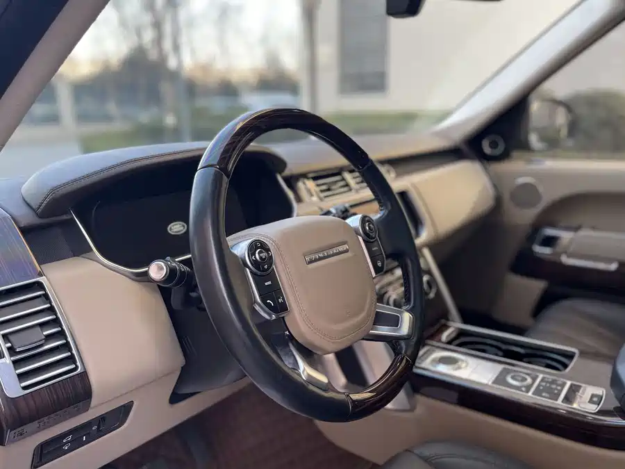 Land Rover Land Rover Range Rover в цвете и кузовом – это идеальный выбор среди китайских автомобилей. Доступная цена и надежность гарантированы.