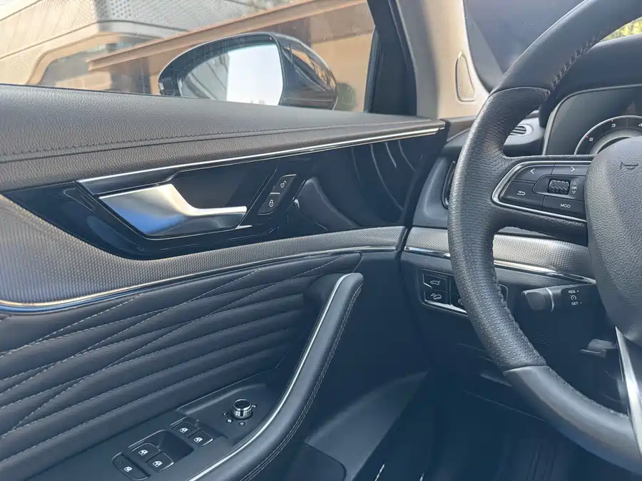 Hongqi Hongqi HS5 в цвете и кузовом – это идеальный выбор среди китайских автомобилей. Доступная цена и надежность гарантированы.