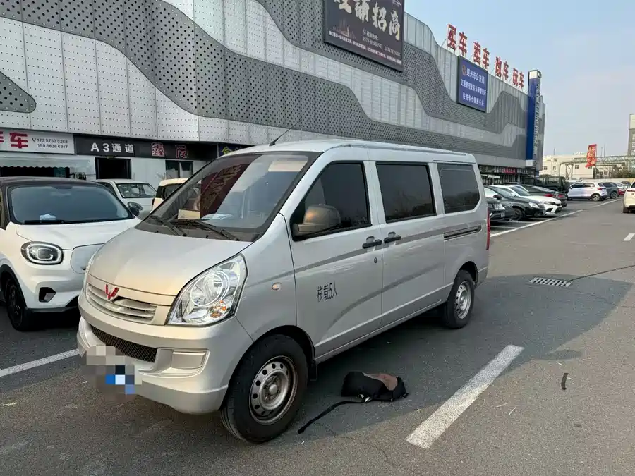 WuLing Wuling Rongguang S в цвете и кузовом – это идеальный выбор среди китайских автомобилей. Доступная цена и надежность гарантированы.