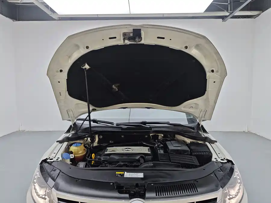 Volkswagen FAW-Volkswagen CC в цвете и кузовом – это идеальный выбор среди китайских автомобилей. Доступная цена и надежность гарантированы.