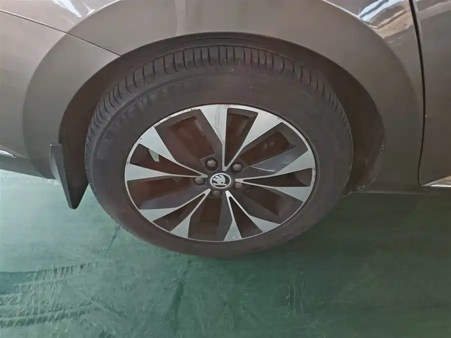 Lexus Lexus ES в цвете и кузовом – это идеальный выбор среди китайских автомобилей. Доступная цена и надежность гарантированы.
