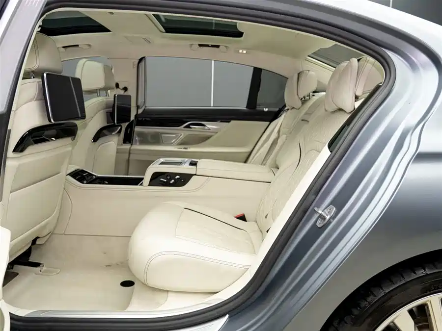 BMW BMW 7 Series в цвете и кузовом – это идеальный выбор среди китайских автомобилей. Доступная цена и надежность гарантированы.