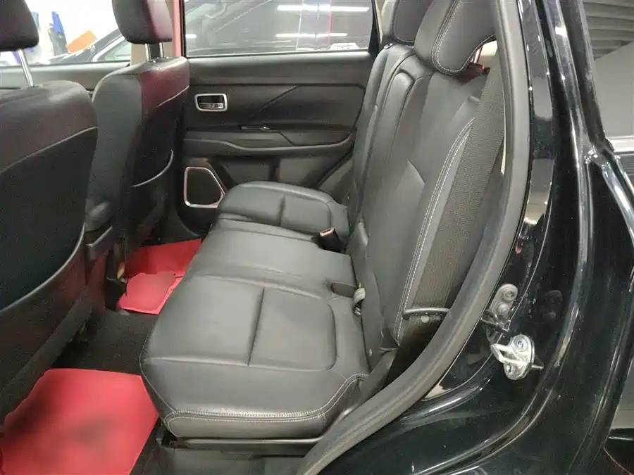 Mitsubishi Mitsubishi Outlander в цвете и кузовом – это идеальный выбор среди китайских автомобилей. Доступная цена и надежность гарантированы.