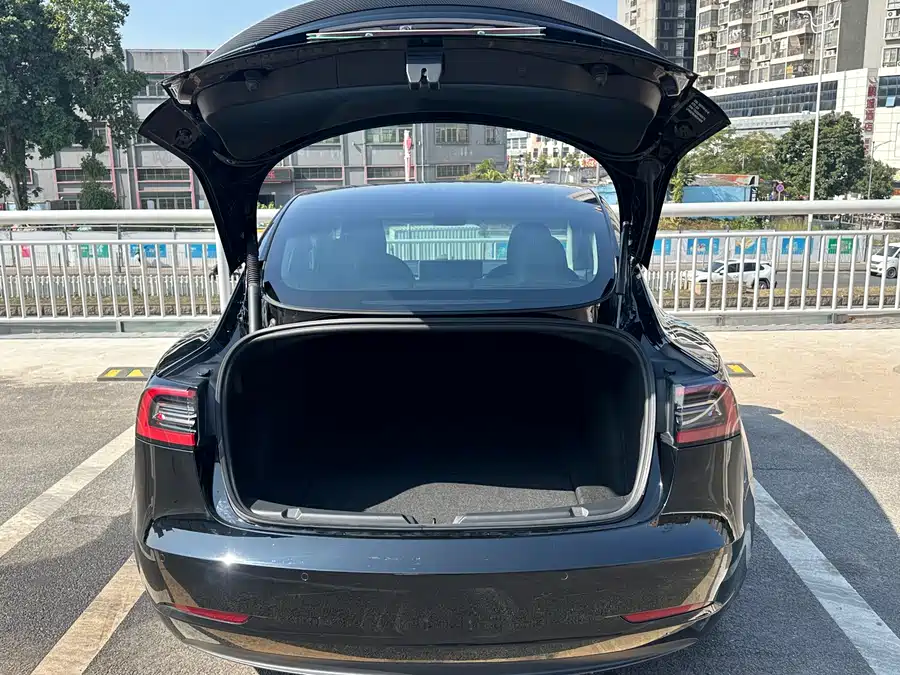 Tesla Tesla Model 3 в цвете и кузовом – это идеальный выбор среди китайских автомобилей. Доступная цена и надежность гарантированы.