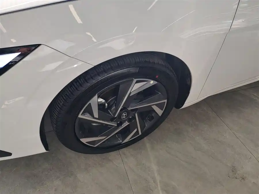 Hyundai Hyundai Elantra в цвете и кузовом – это идеальный выбор среди китайских автомобилей. Доступная цена и надежность гарантированы.
