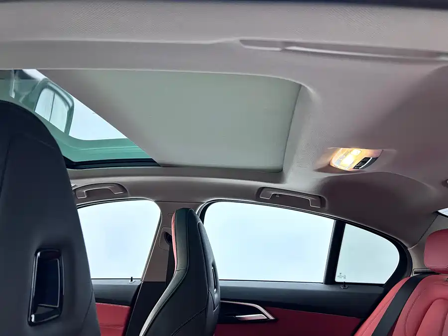 Li Auto LI L9 в цвете и кузовом – это идеальный выбор среди китайских автомобилей. Доступная цена и надежность гарантированы.