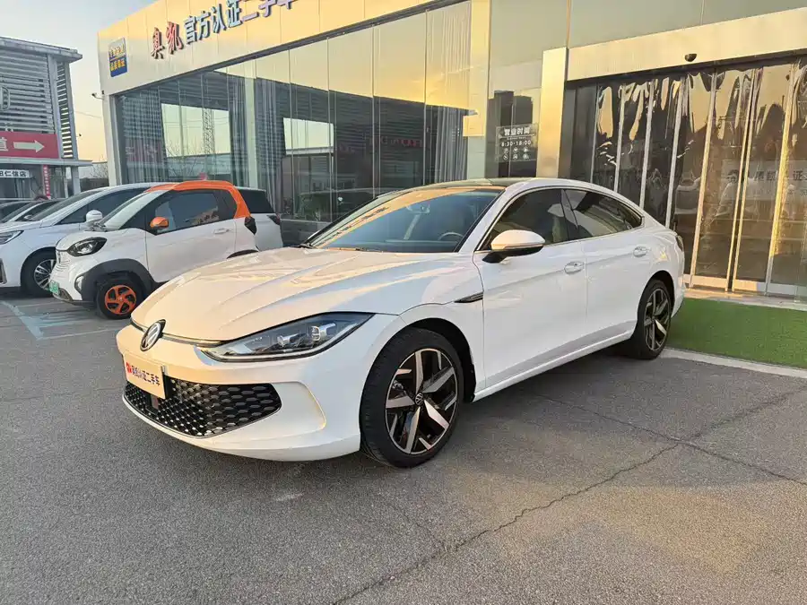 Tesla Tesla Model 3 в цвете и кузовом – это идеальный выбор среди китайских автомобилей. Доступная цена и надежность гарантированы.