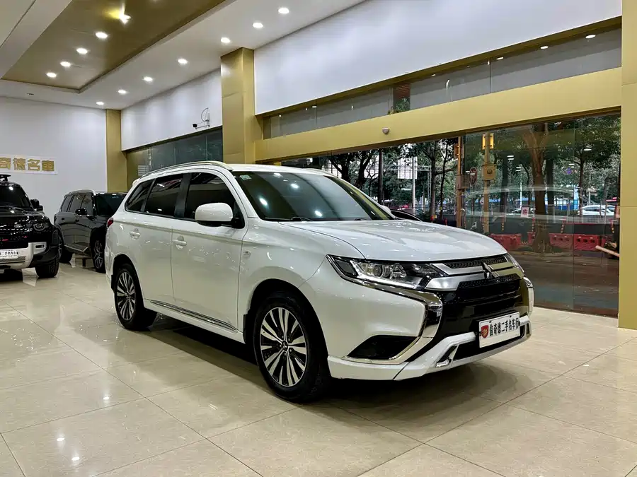 Mitsubishi Mitsubishi Outlander в цвете и кузовом – это идеальный выбор среди китайских автомобилей. Доступная цена и надежность гарантированы.