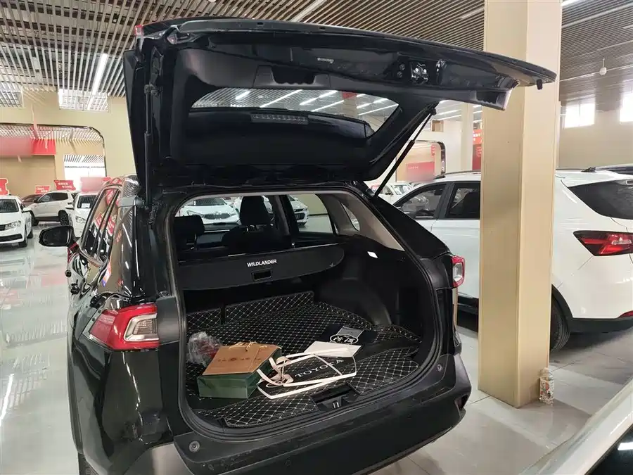 Toyota Toyota Wildlander в цвете и кузовом – это идеальный выбор среди китайских автомобилей. Доступная цена и надежность гарантированы.