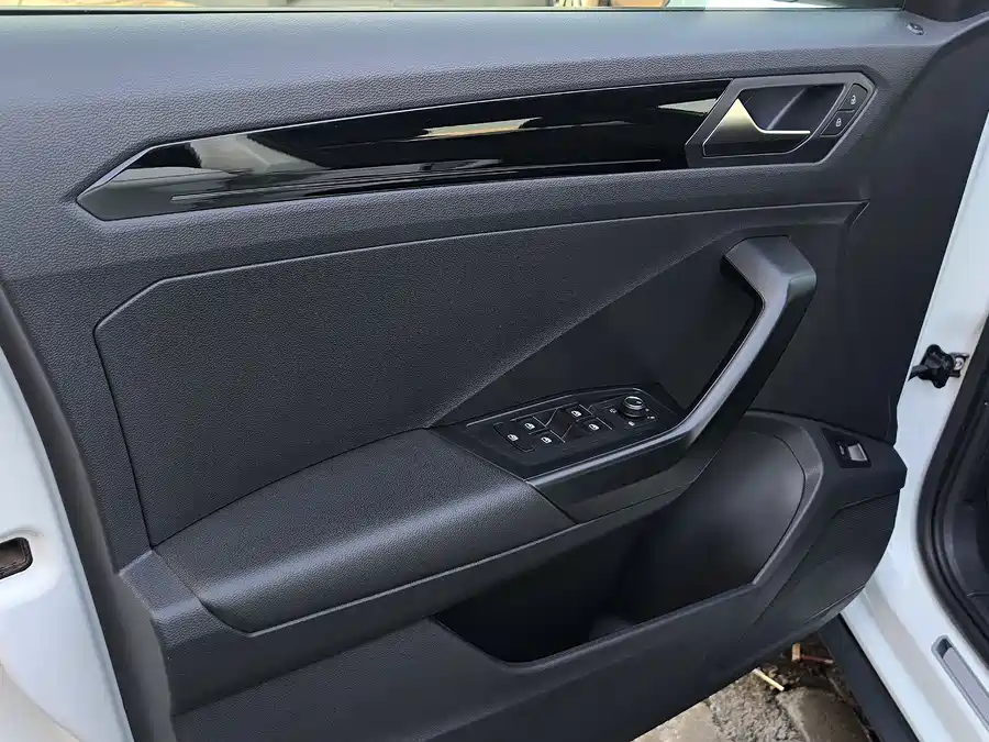 Volkswagen Volkswagen T-ROC в цвете и кузовом – это идеальный выбор среди китайских автомобилей. Доступная цена и надежность гарантированы.