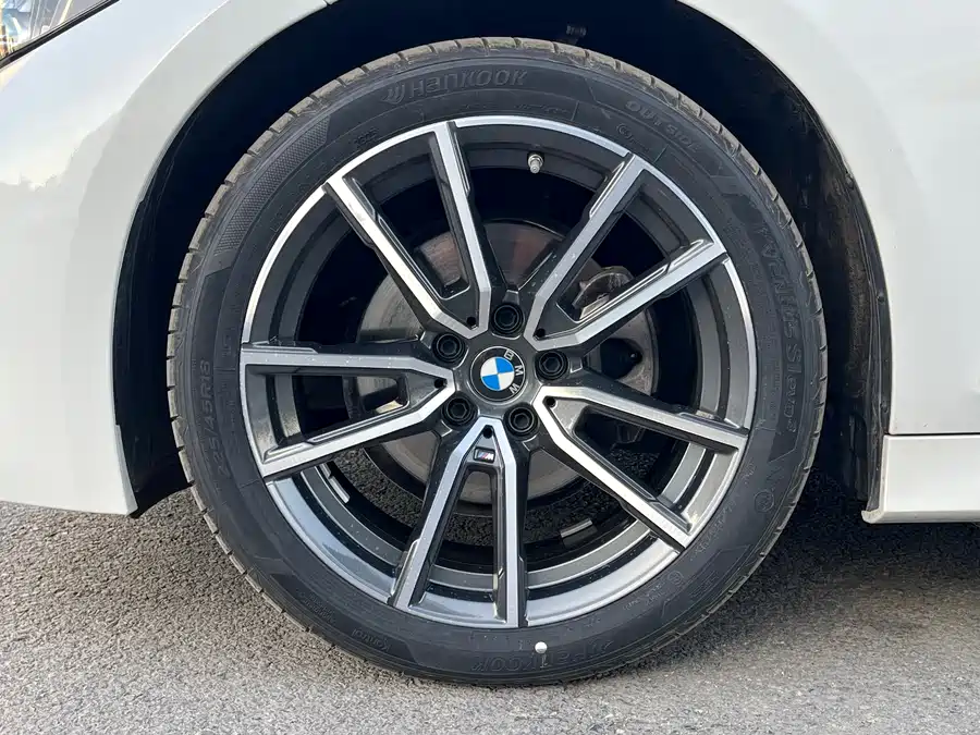 BMW BMW 3 Series в цвете и кузовом – это идеальный выбор среди китайских автомобилей. Доступная цена и надежность гарантированы.