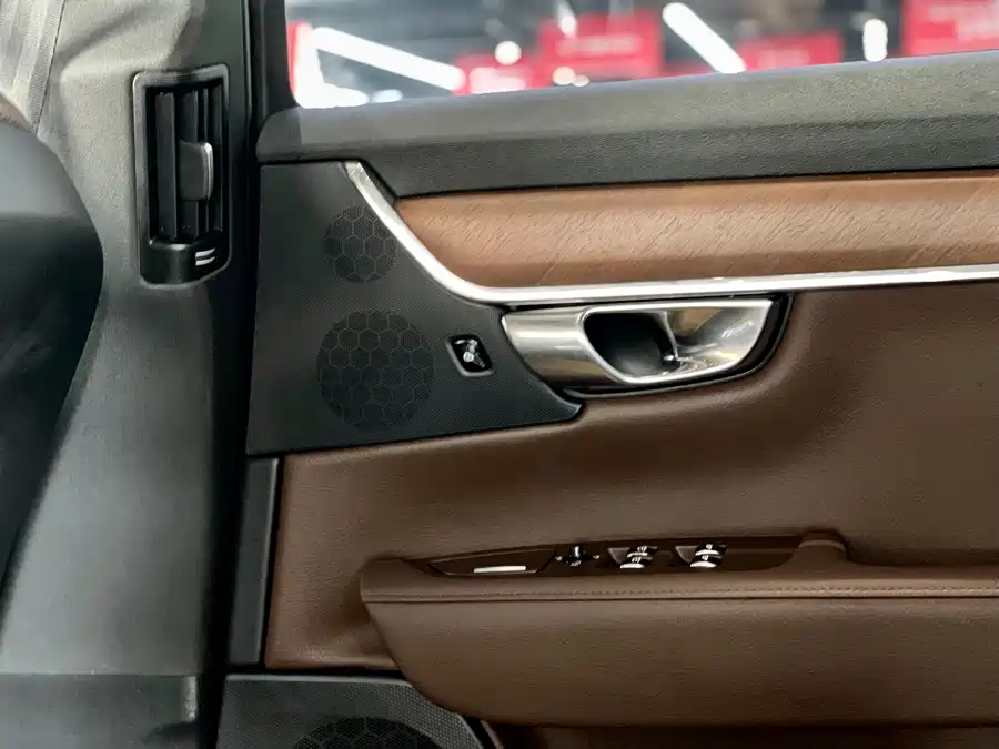 BMW BMW 3 Series в цвете и кузовом – это идеальный выбор среди китайских автомобилей. Доступная цена и надежность гарантированы.