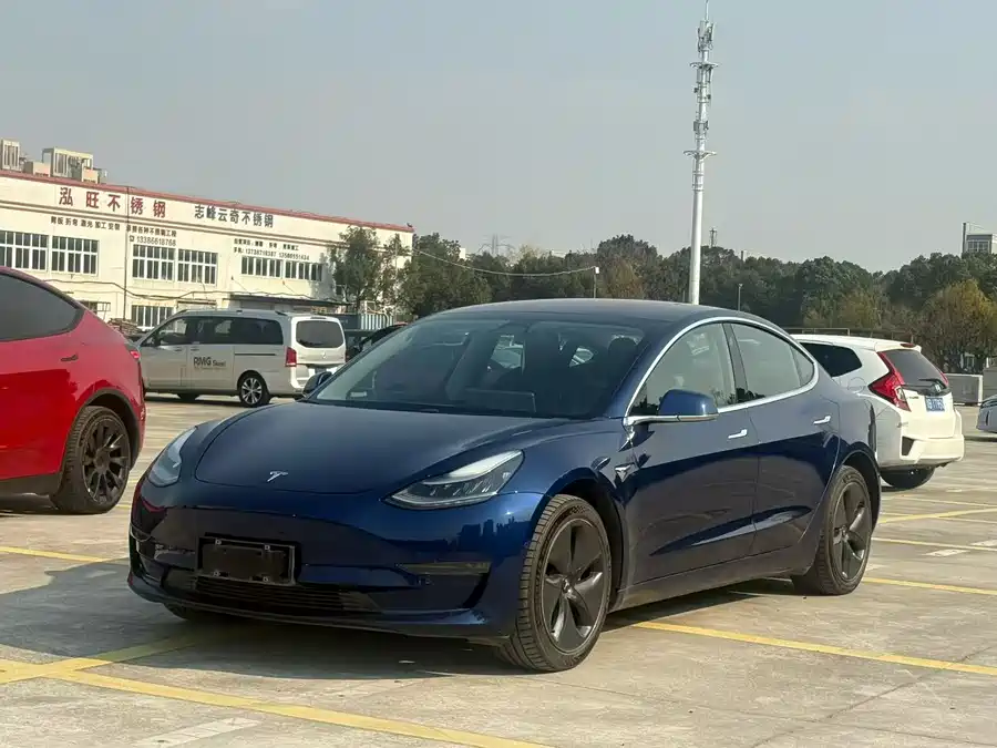 Tesla Tesla Model 3 в цвете и кузовом – это идеальный выбор среди китайских автомобилей. Доступная цена и надежность гарантированы.
