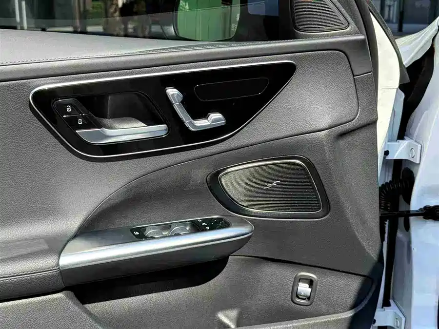 Mercedes-Benz Mercedes-Benz C-Class в цвете и кузовом – это идеальный выбор среди китайских автомобилей. Доступная цена и надежность гарантированы.