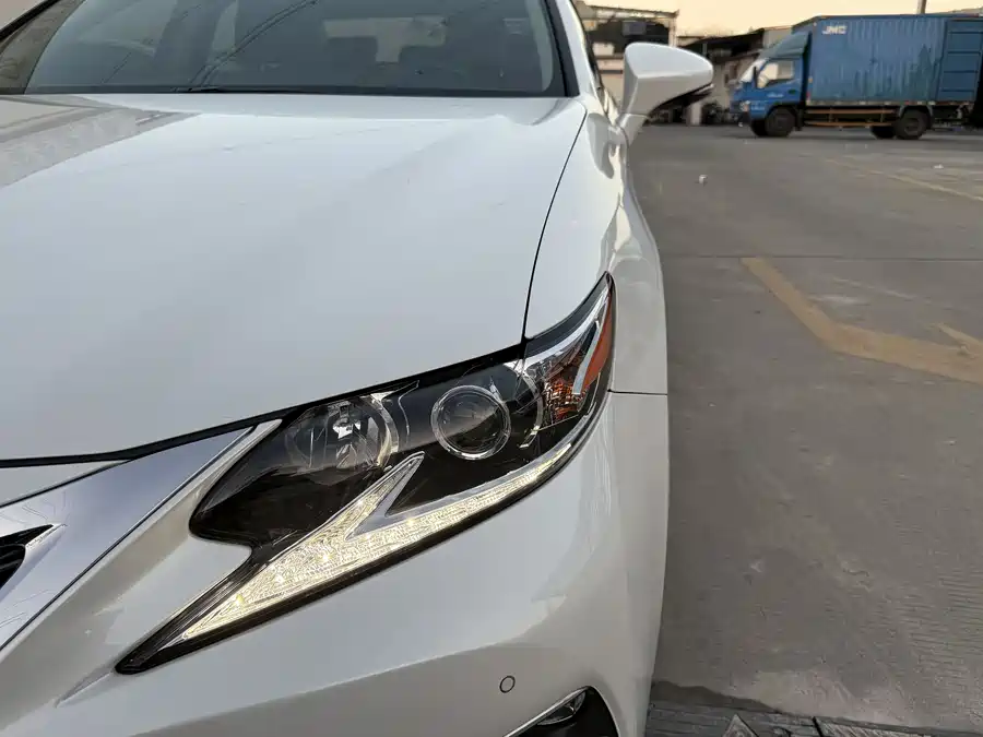 Lexus Lexus ES в цвете и кузовом – это идеальный выбор среди китайских автомобилей. Доступная цена и надежность гарантированы.
