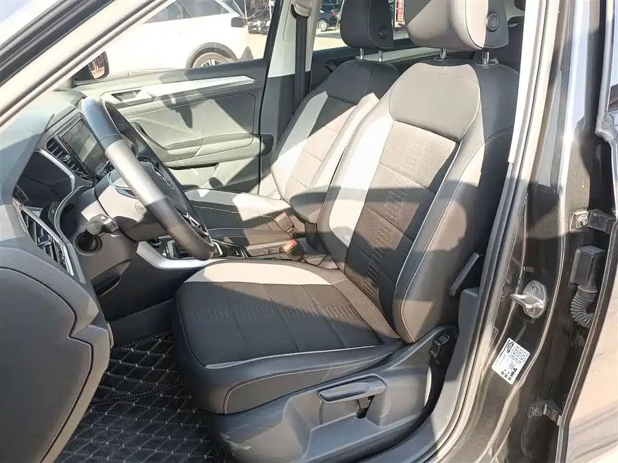 Volkswagen Volkswagen T-ROC в цвете и кузовом – это идеальный выбор среди китайских автомобилей. Доступная цена и надежность гарантированы.