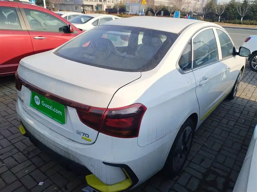 Dongfeng Aeolus Dongfeng Aeolus E70 в цвете и кузовом – это идеальный выбор среди китайских автомобилей. Доступная цена и надежность гарантированы.