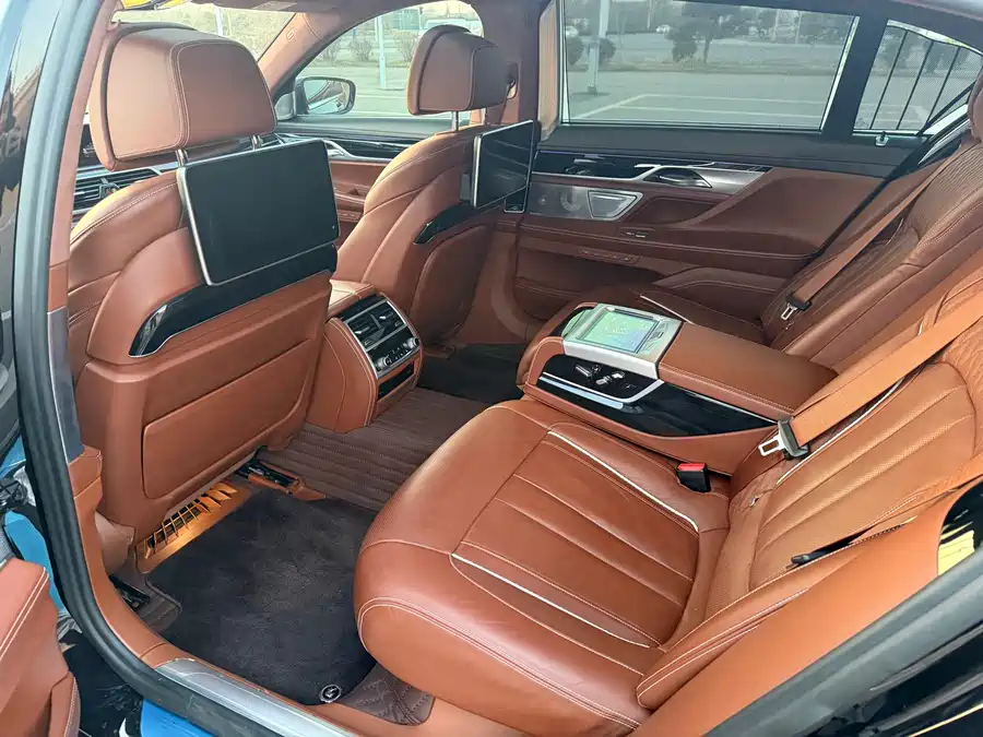 BMW BMW 7 Series в цвете и кузовом – это идеальный выбор среди китайских автомобилей. Доступная цена и надежность гарантированы.