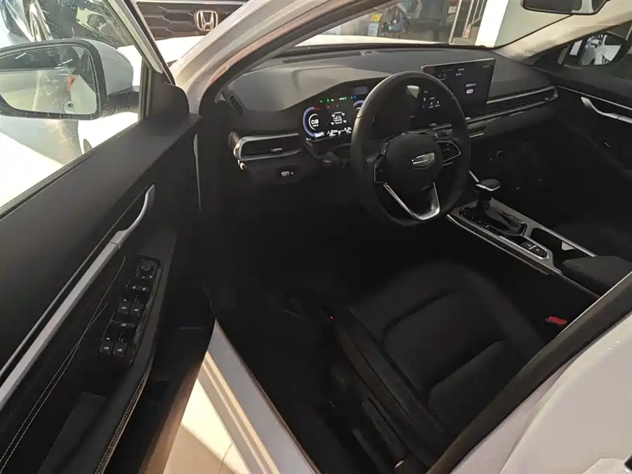 Geely Geely Emgrand в цвете и кузовом – это идеальный выбор среди китайских автомобилей. Доступная цена и надежность гарантированы.